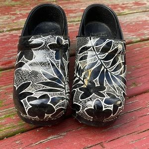 Black and white dansko size 37